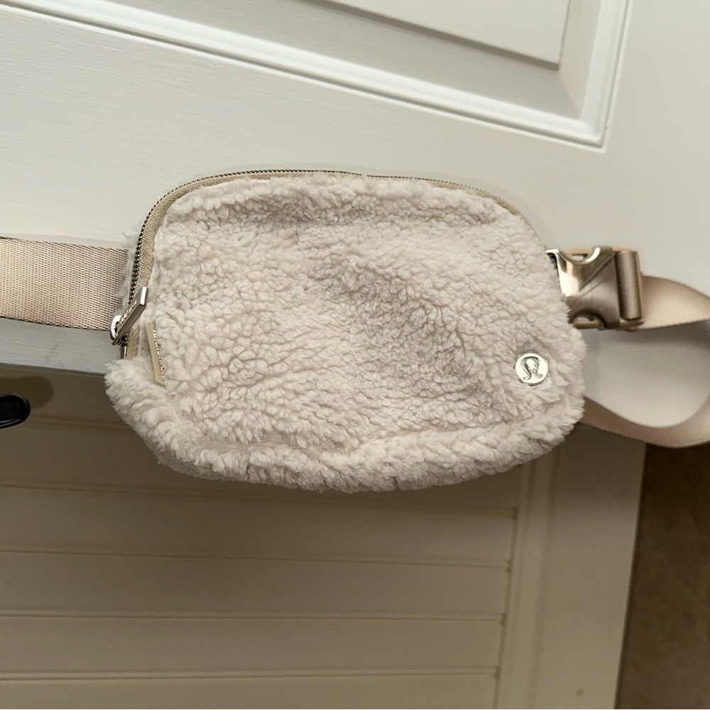 LULULEMON Everywhere Belt Bag Cream Sherpa One Size - Brand New